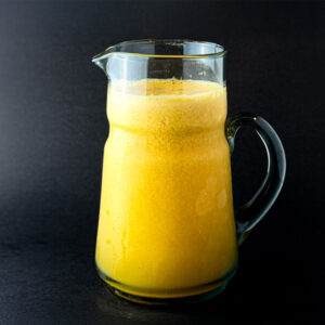 Jarra de jugo en agua