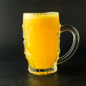 Vaso de jugo en agua